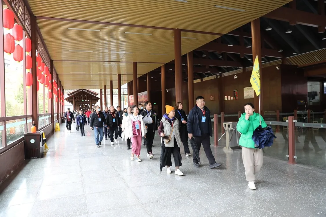 全国百家旅行商走进恩施大峡谷