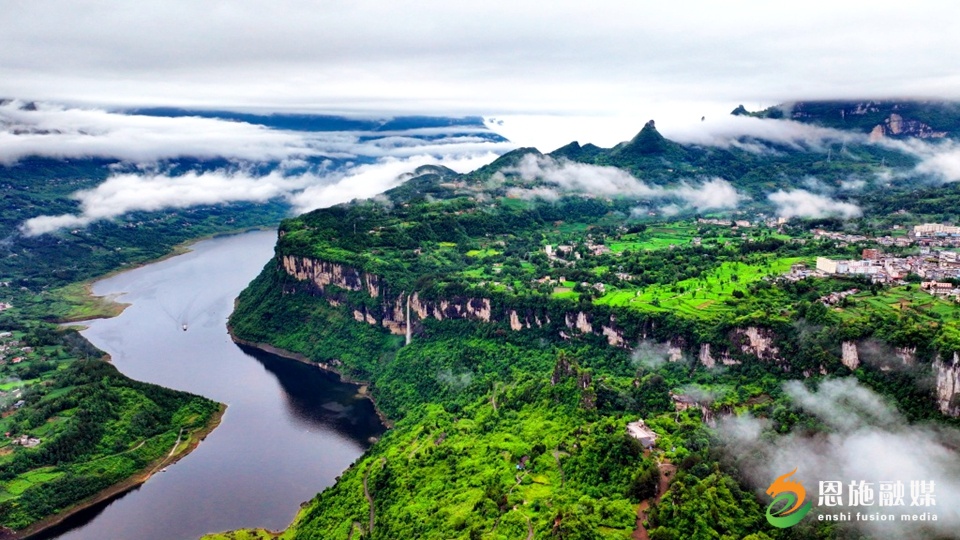 游船在清江两岸峡谷之间形式_副本.jpg