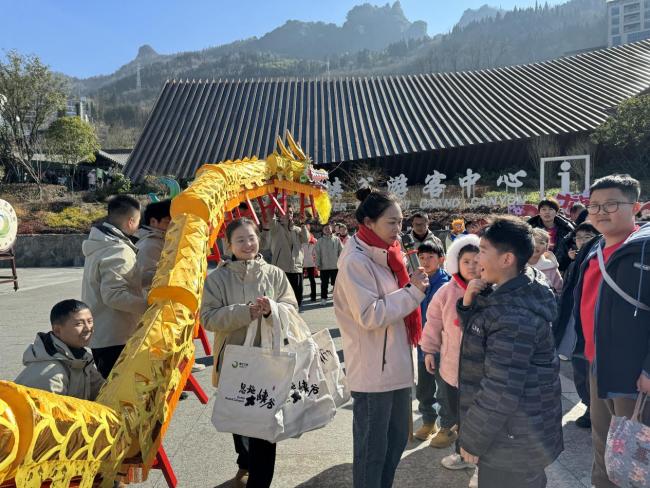 湖北恩施 ：龙腾四海闹峡谷 八方游客庆新春