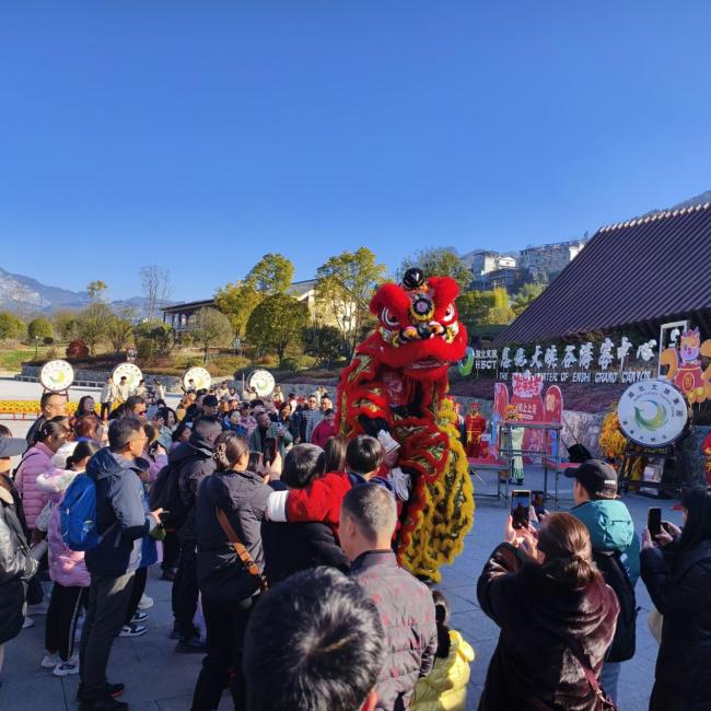 湖北恩施 ：龙腾四海闹峡谷 八方游客庆新春