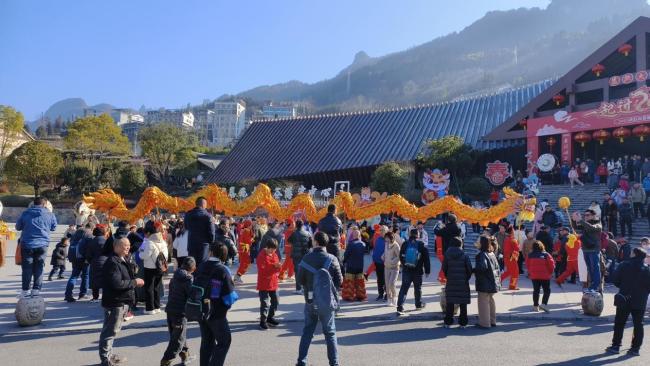湖北恩施 ：龙腾四海闹峡谷 八方游客庆新春
