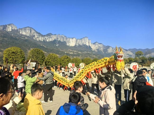 湖北恩施 ：龙腾四海闹峡谷 八方游客庆新春