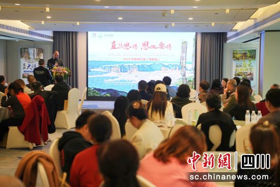 推介恩施旅游资源。 杨勇 摄