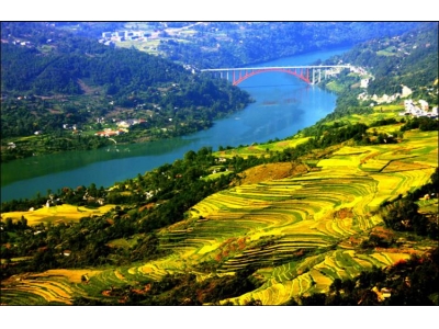图为景阳大桥全景风光